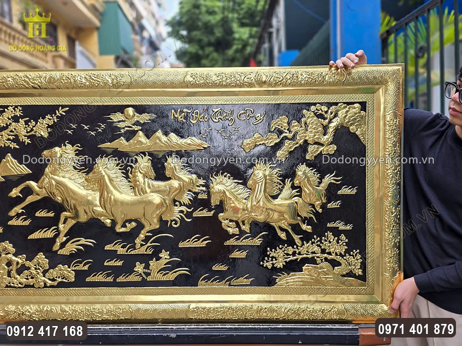 Con ngựa ở vị tr&iacute; thứ 4 hay thứ 5 ngo&aacute;i đầu lại cổ vũ đồng đội